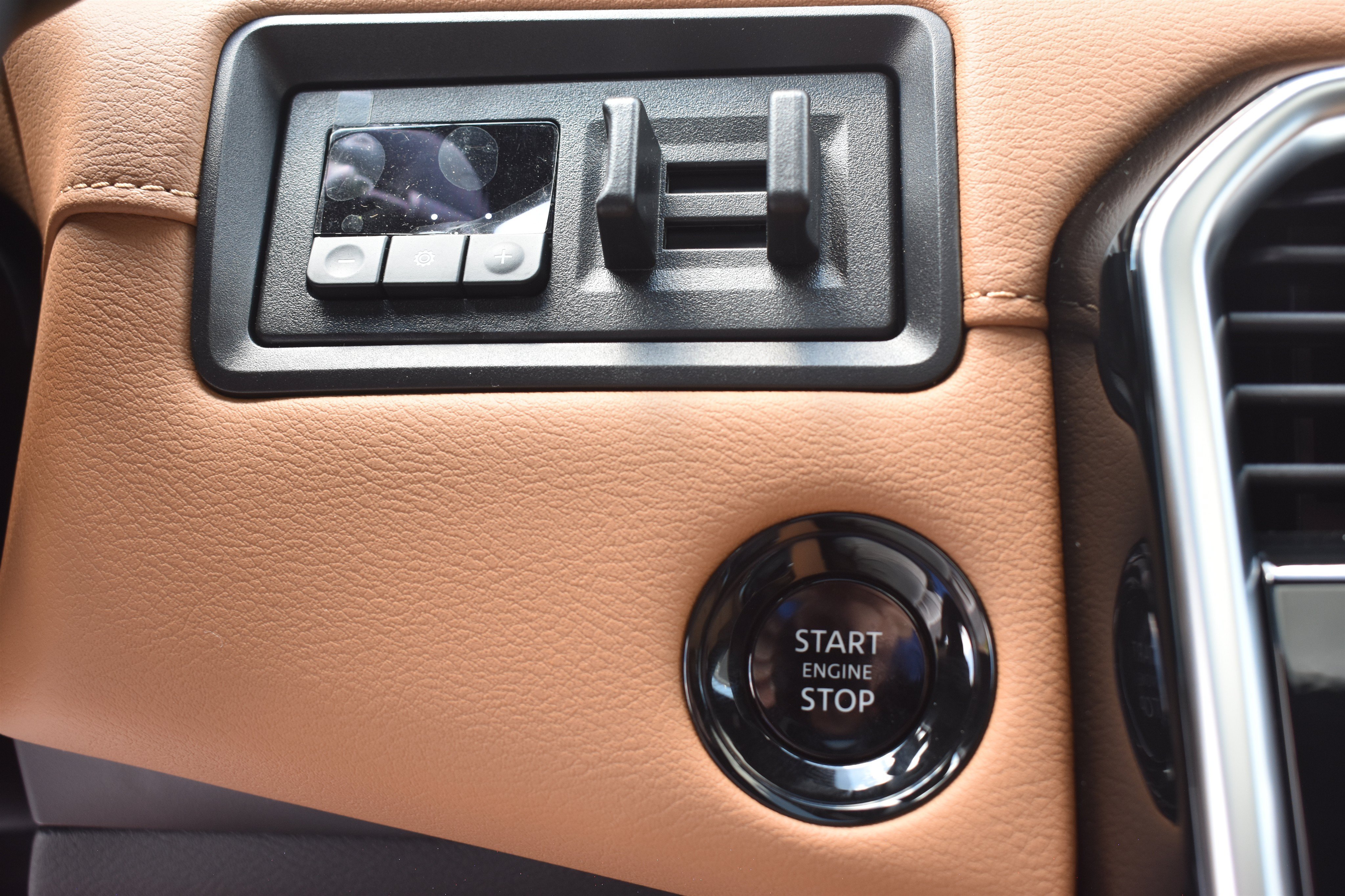 New 2026 Everest White TriCoat / Super Black Two-tone Nissan Platinum Reserve image 30