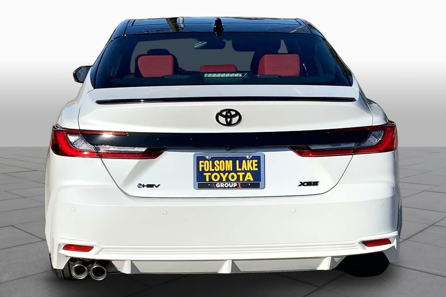 New 2026 Wind Chill Pearl with Midnight Black Metallic roof Toyota XSE image 4