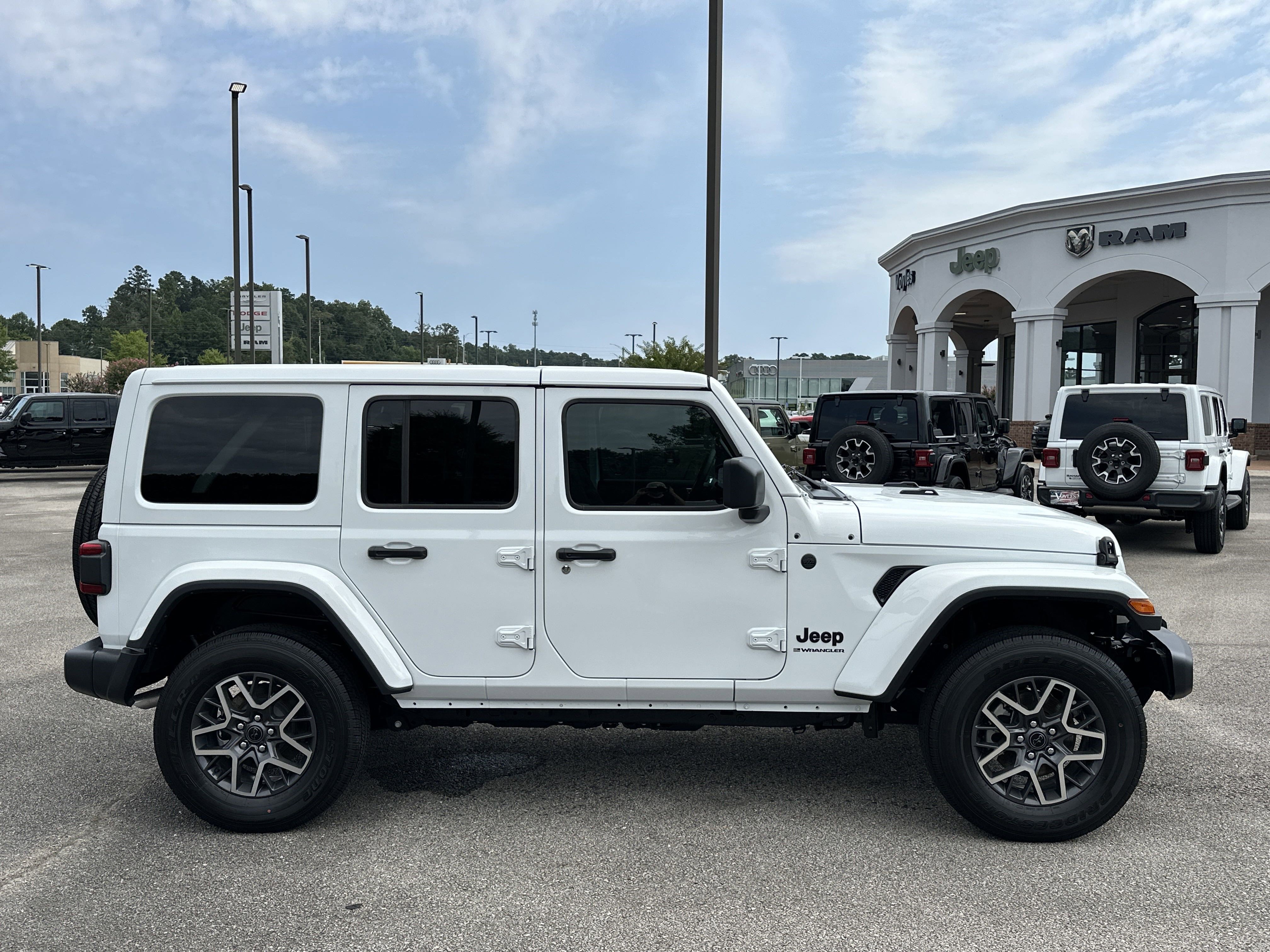 2025 Jeep Wrangler 4-Door Sahara - Photo 8