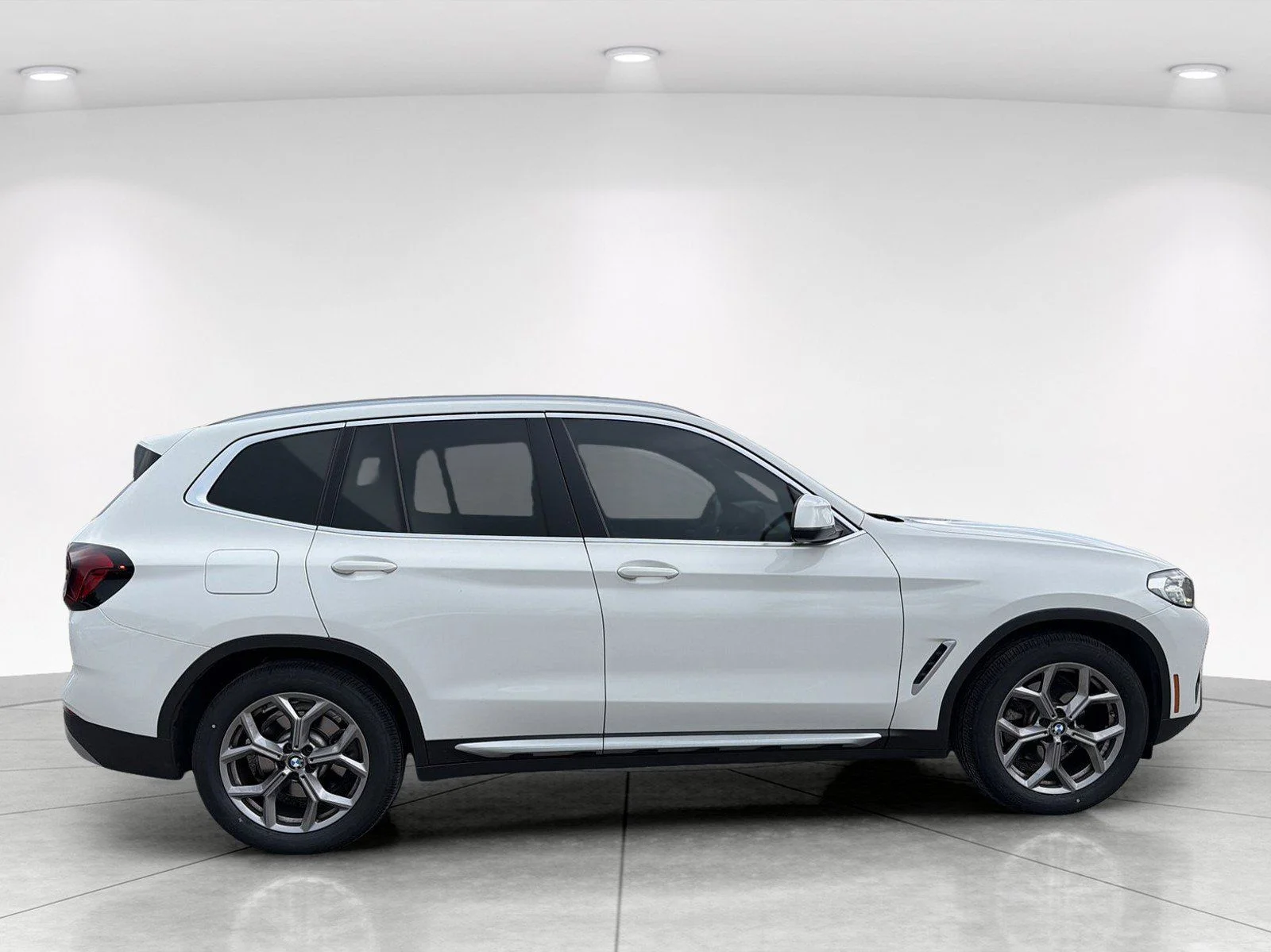 Used 2022 Alpine White BMW sDrive30i image 3
