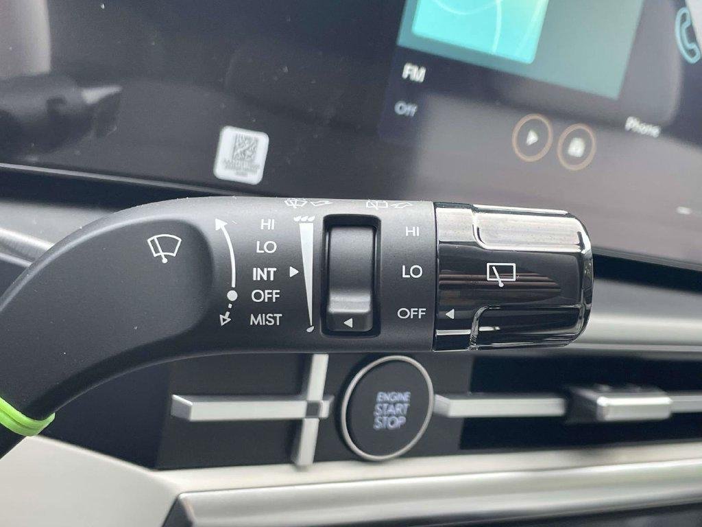 New 2027 White Hyundai SE FWD image 24