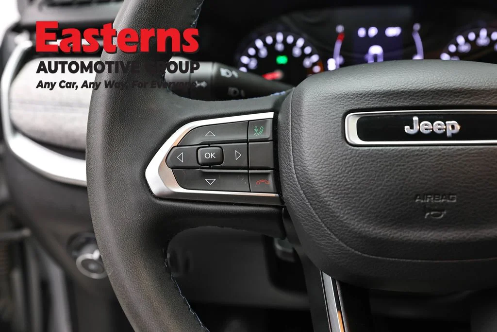 Used 2022 Silver Jeep Latitude image 14