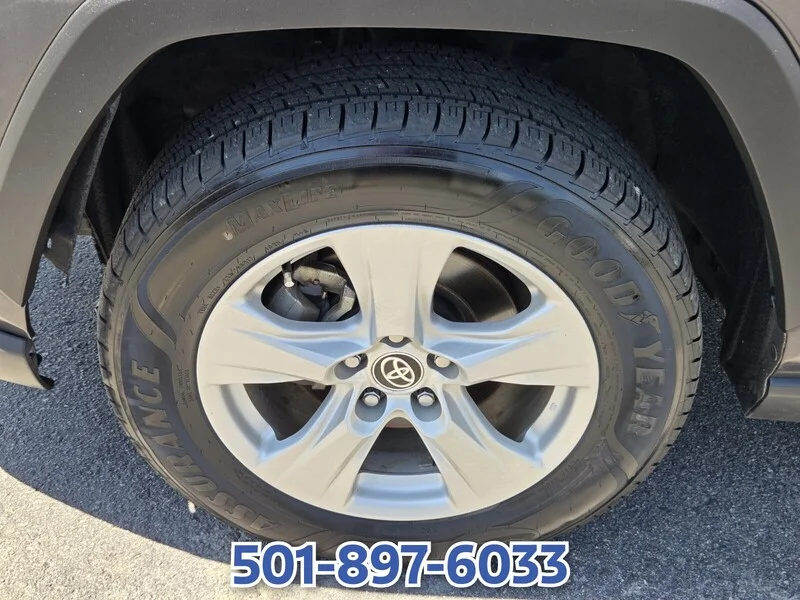 Used 2021 Magnetic Gray Metallic TOYOTA XLE FWD image 16