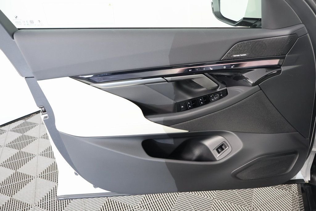 New 2027 Mineral White Metallic BMW 550e xDrive image 7
