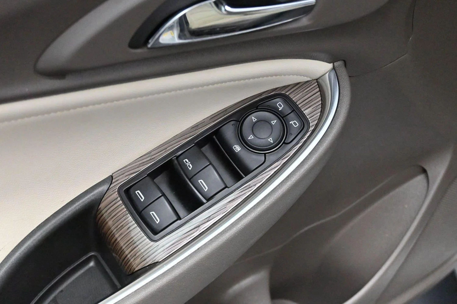 Used 2020 Silver Ice Metallic Chevrolet LT image 11