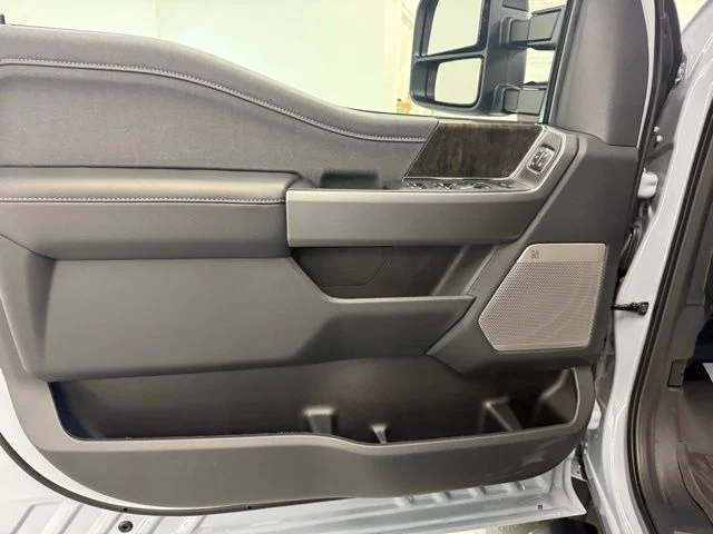 New 2026 Glacier Gray Metallic Tri-Coat Ford F-450® LARIAT® image 29