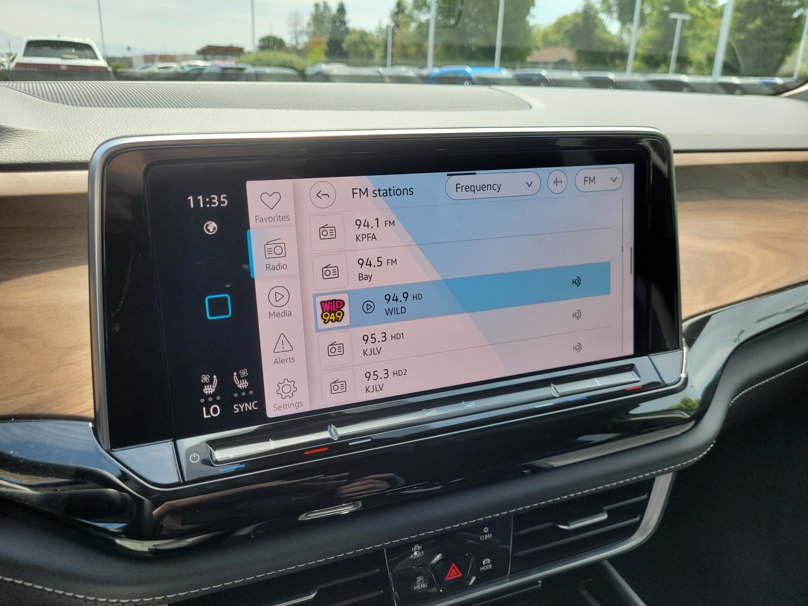 New 2024 White Volkswagen 2.0T SE w/Technology image 10