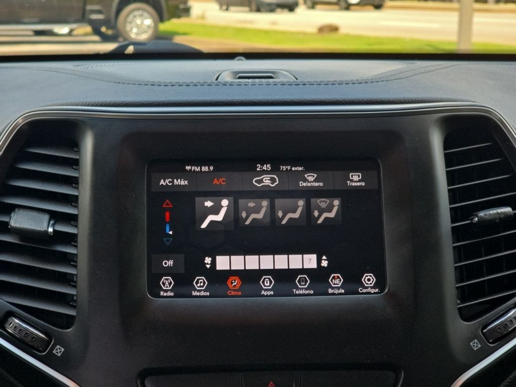 Used 2019 Silver Jeep Latitude image 13