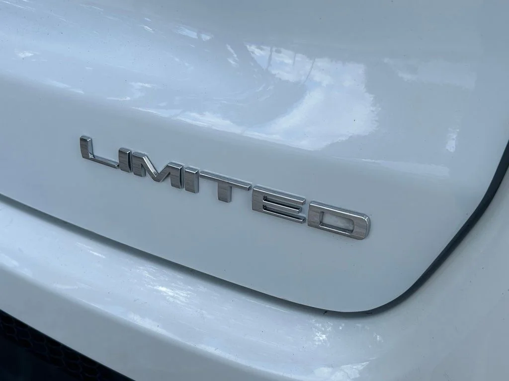 Used 2024 White/off-white Jeep Limited image 31