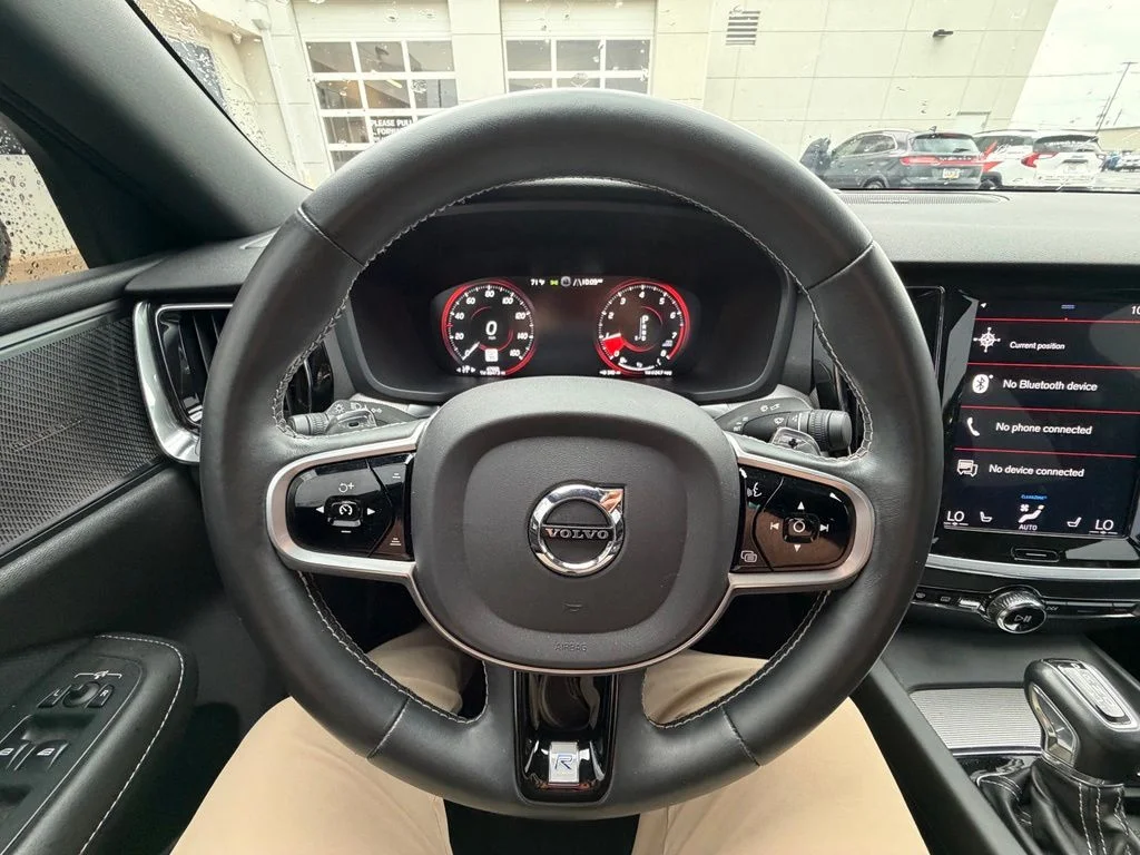 Used 2019 White Volvo T6 R-Design image 11