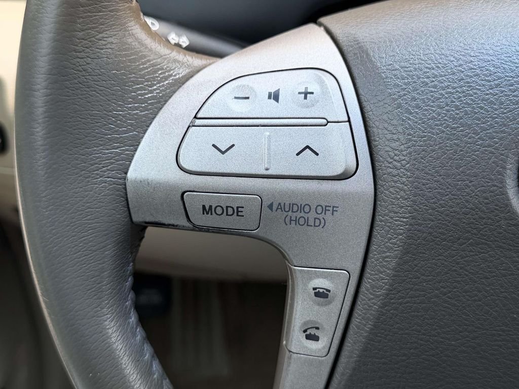 Used 2007 White Toyota Base image 9