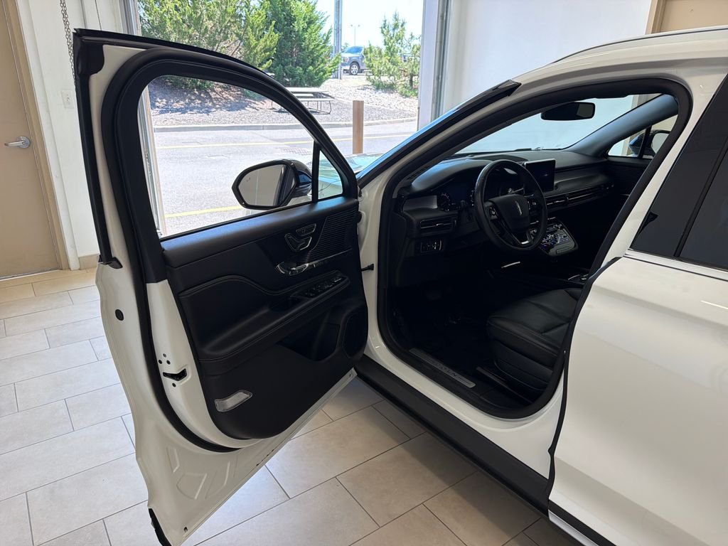 Used 2022 White Lincoln Standard image 10