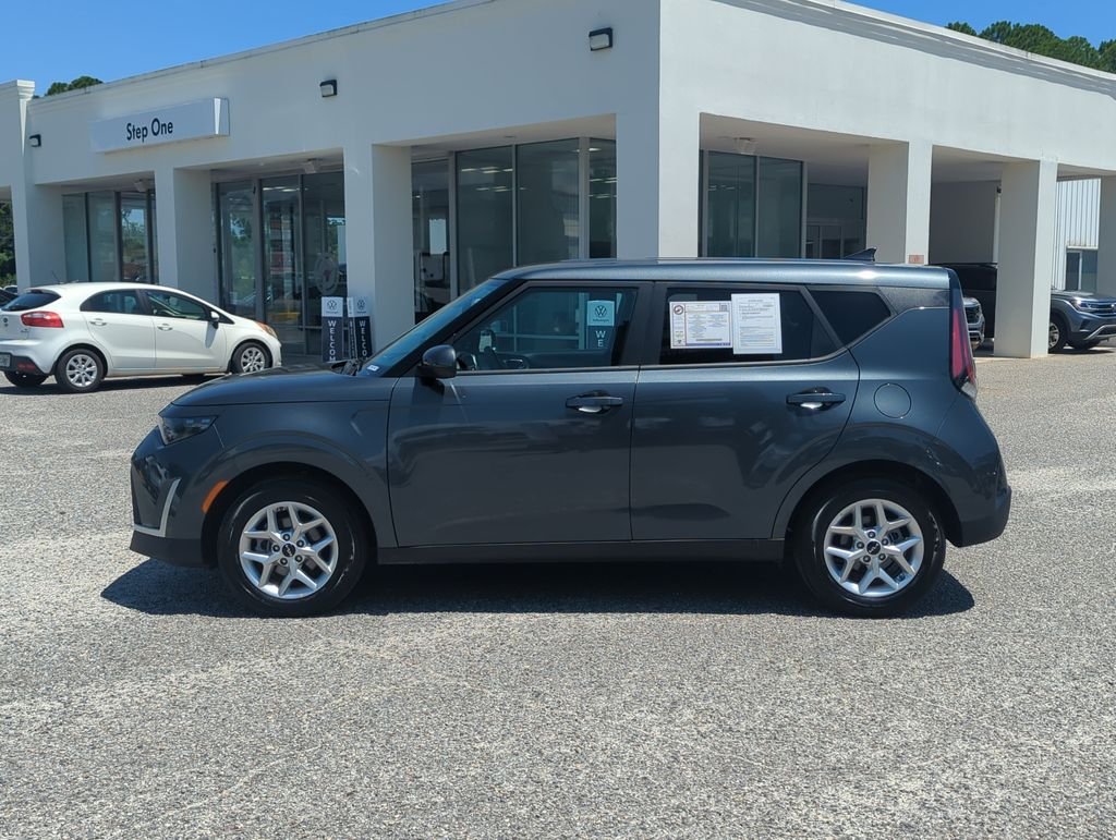 Used 2025  Kia LX image 4