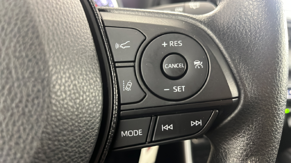 Used 2022 White Toyota LE image 22