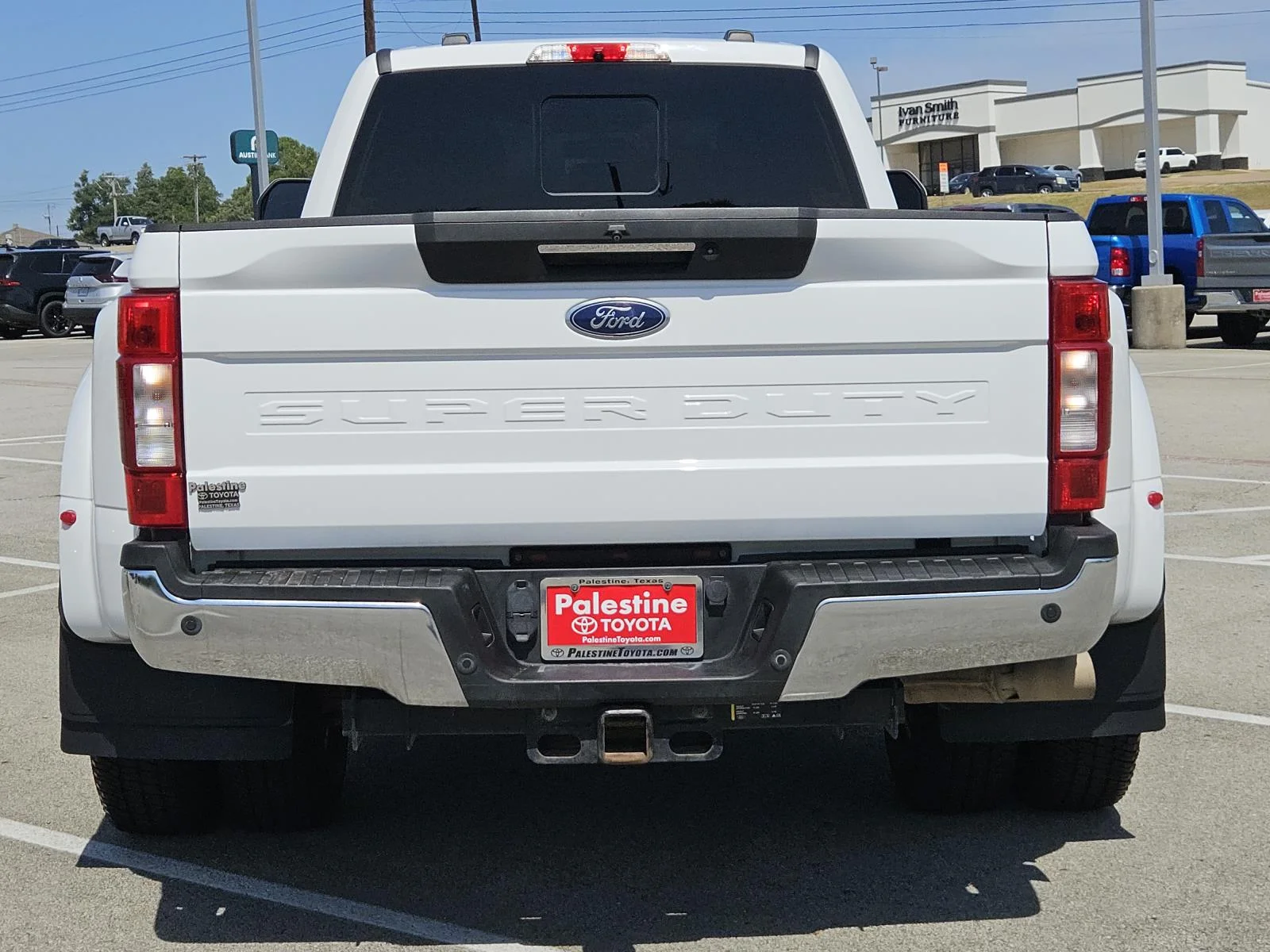 Used 2022 Oxford White Ford LARIAT 4WD Crew Cab 8