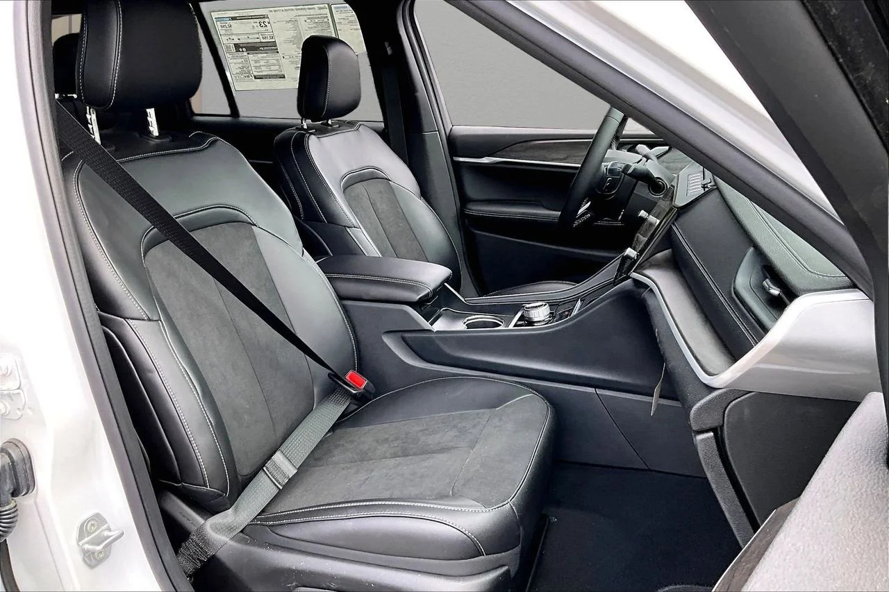 New 2026 Bright White Clear-Coat Exterior Paint Jeep Altitude image 21