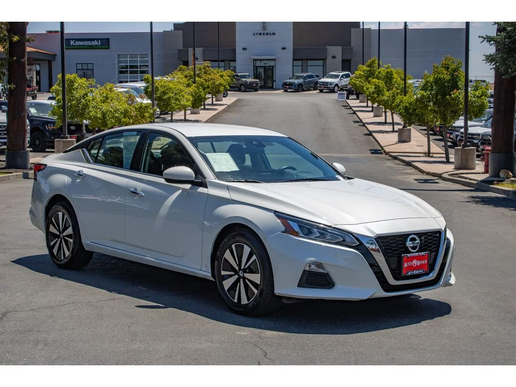 Used 2022 Pearl White Tricoat Nissan 2.5 SV image 2