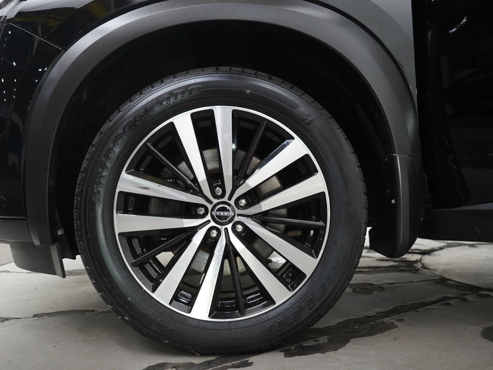 Used 2023 Super Black Nissan Platinum image 35