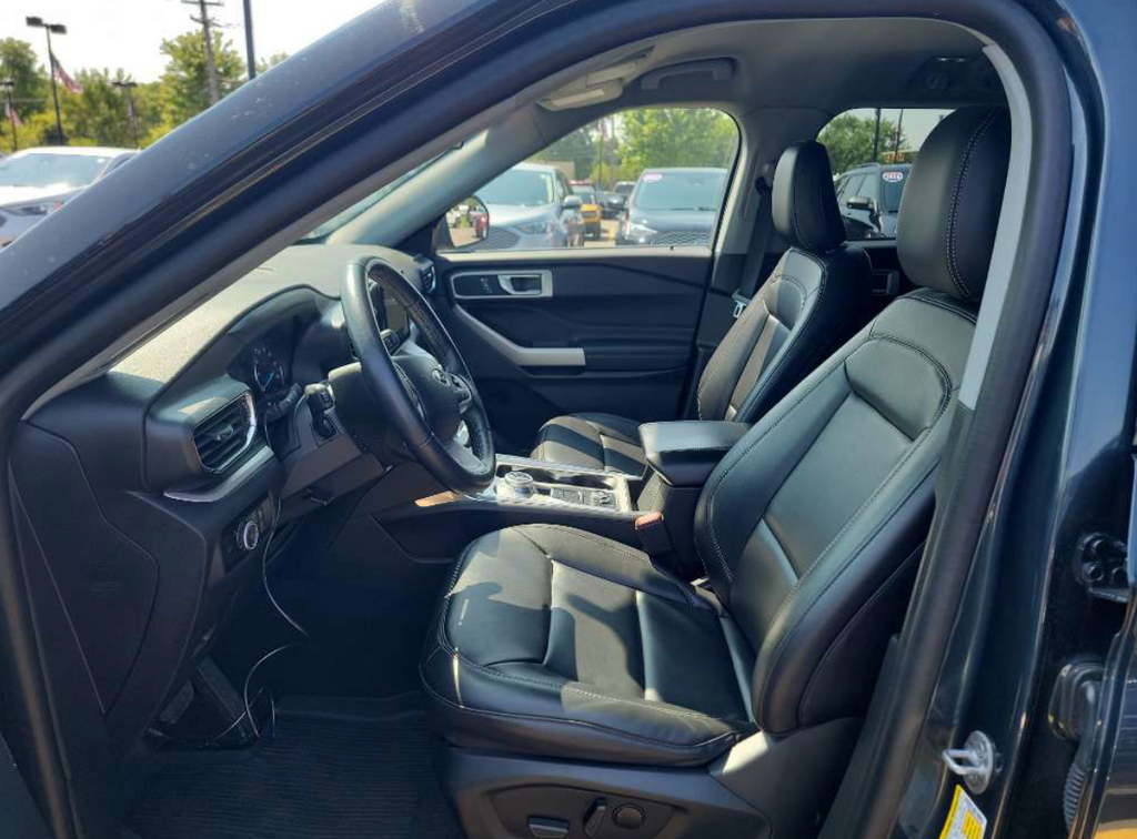 Used 2023 Blue Metallic Ford XLT image 6