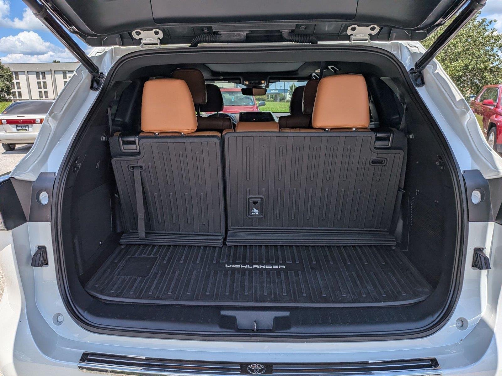 Used 2022 Wind Chill Pearl Toyota Platinum image 33