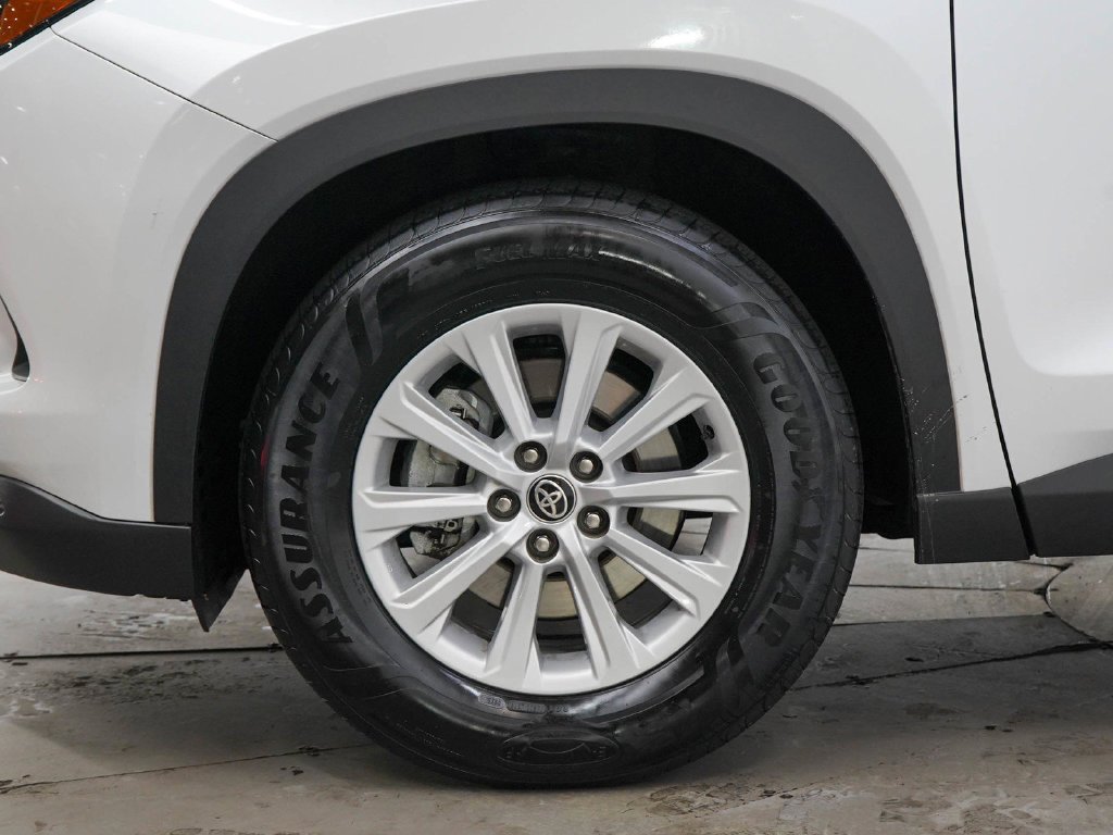 Used 2024 Pearl Toyota Xle image 31
