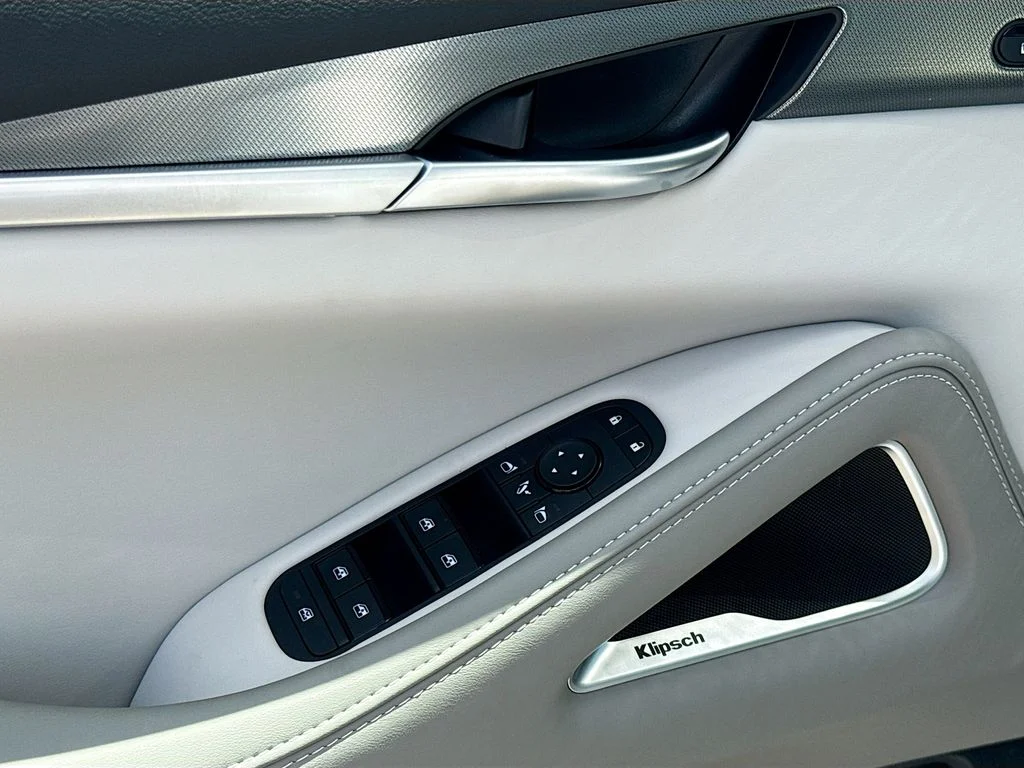 Used 2027 White INFINITI LUXE image 19