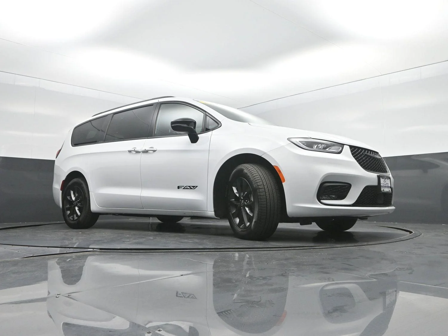 New 2026 Bright White Clear-Coat Exterior Paint Chrysler Select image 36