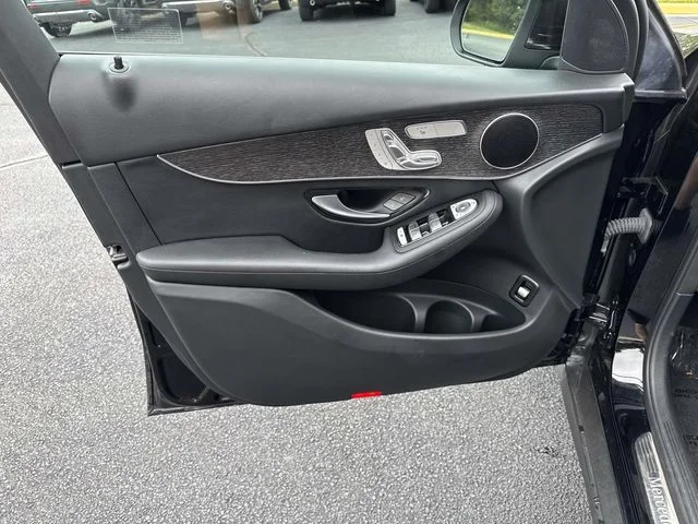 Used 2022  Mercedes-Benz GLC 300 image 26