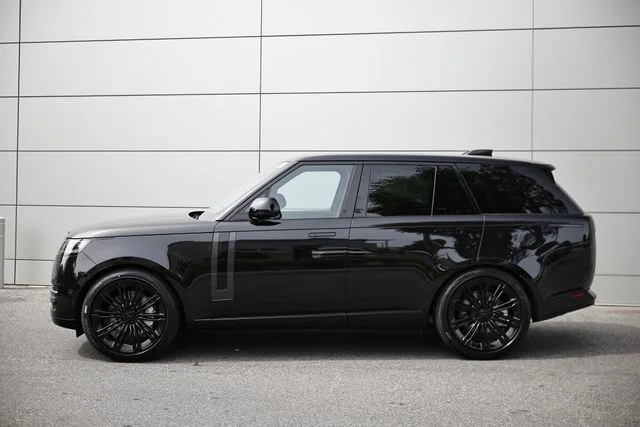 New 2026 Santorini Black Land Rover SE image 4