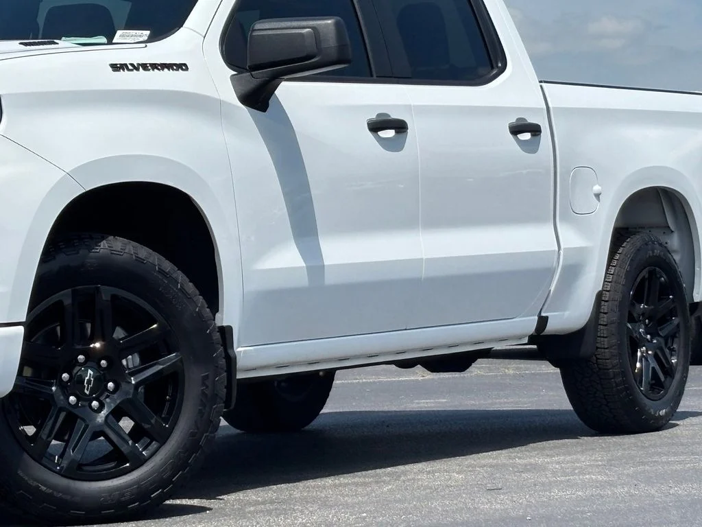 Used 2025 White Chevrolet Custom image 3
