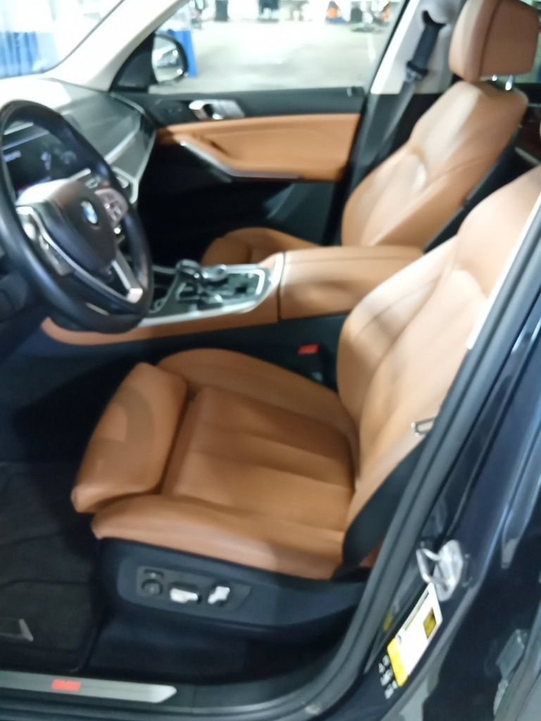 Used 2021 Arctic Gray Metallic BMW xDrive40i image 9
