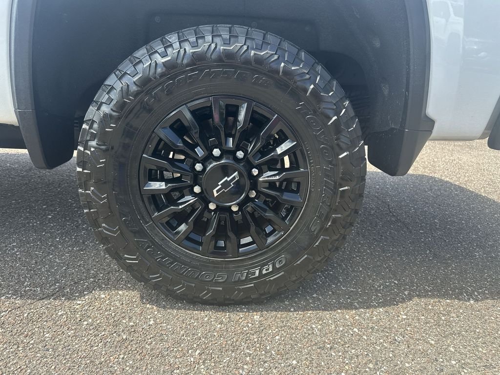 Used 2022 Summit White Chevrolet LTZ image 34