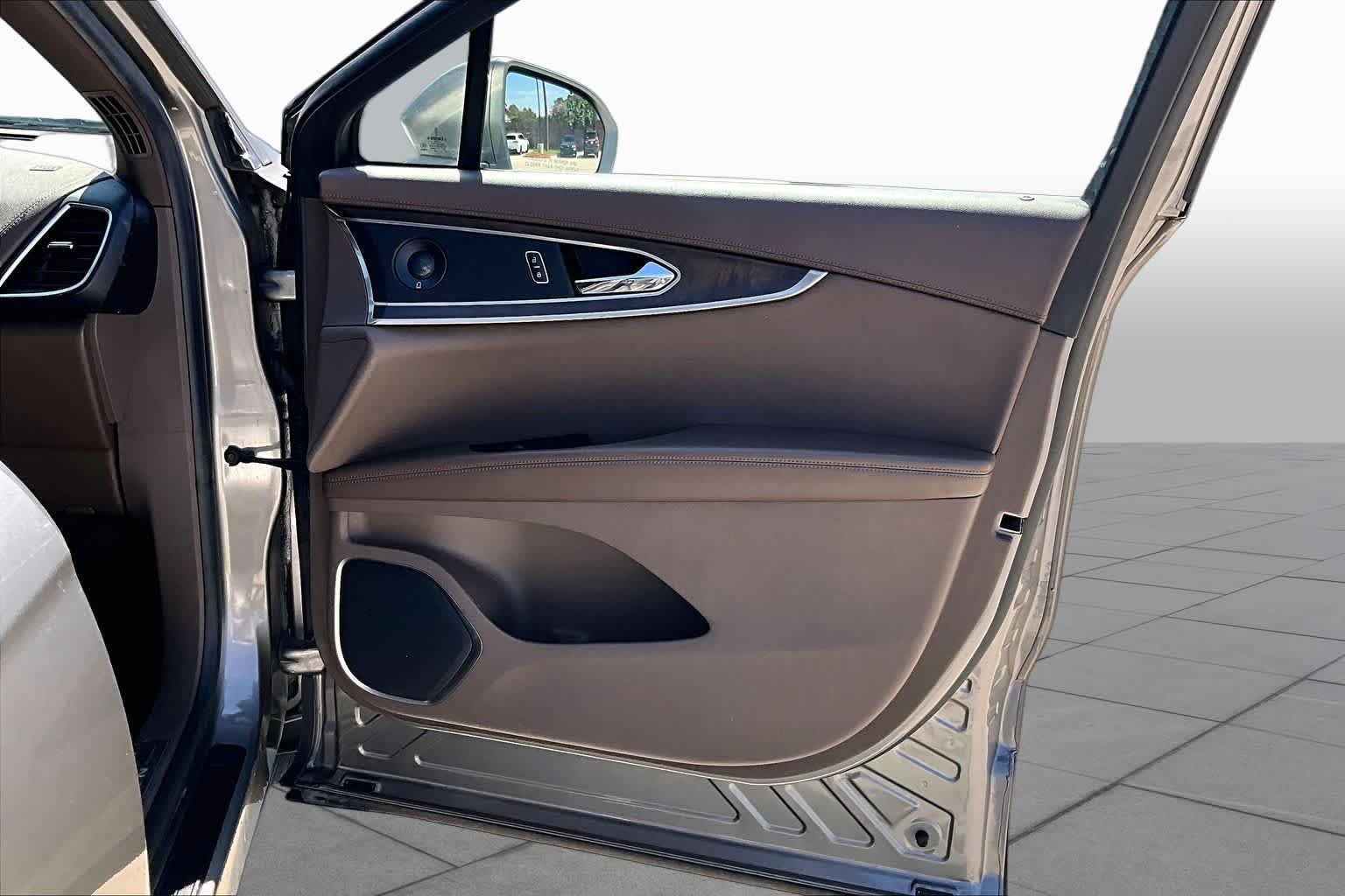 Used 2016 Luxe Lincoln Reserve image 21