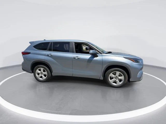 Used 2023  Toyota LE image 9
