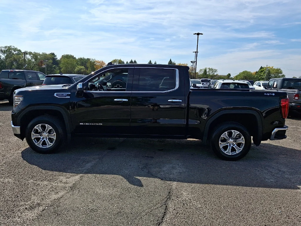 Used 2025 Onyx Black GMC SLT image 7