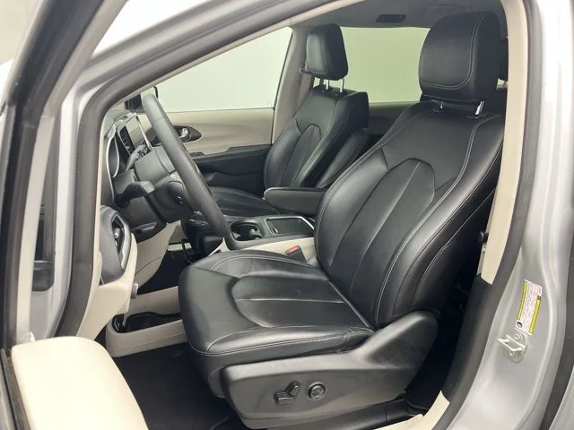 Used 2024 Silver Mist Clearcoat Chrysler Hybrid Select image 9