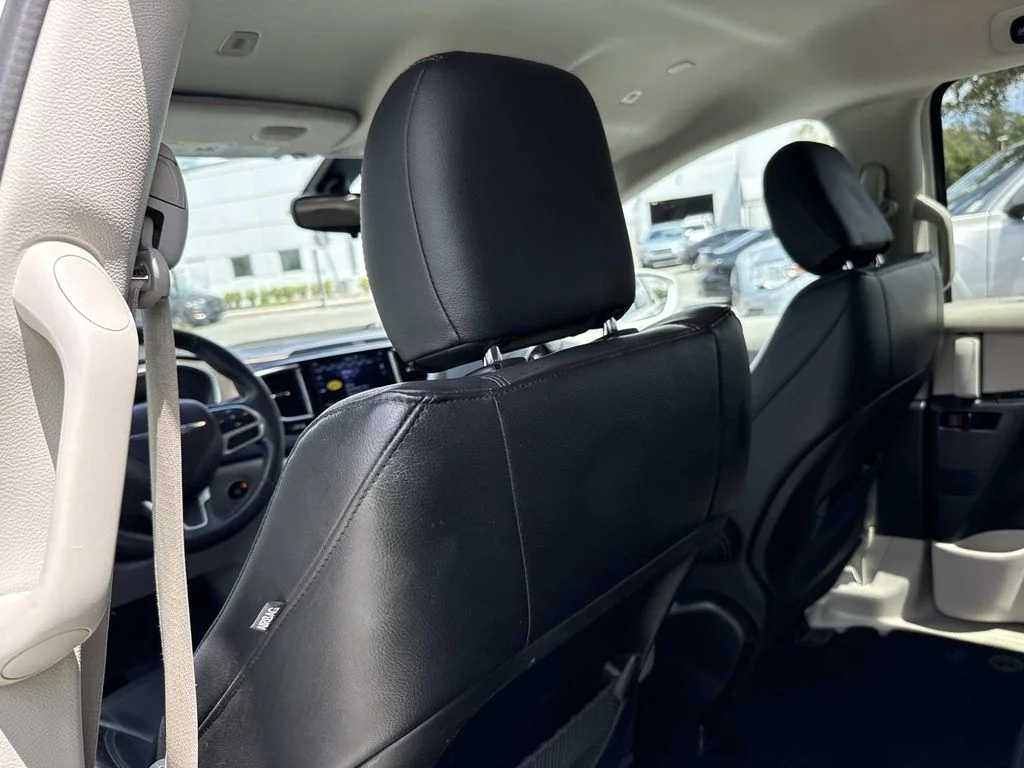 Used 2018 White Chrysler Touring L image 12