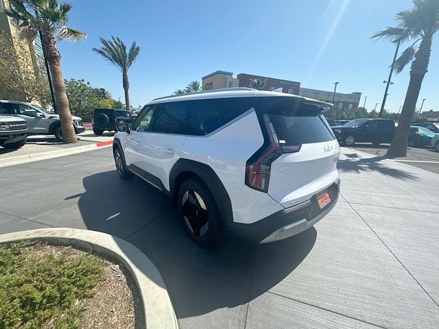 New 2026 Glacial White Kia Wind AWD image 5