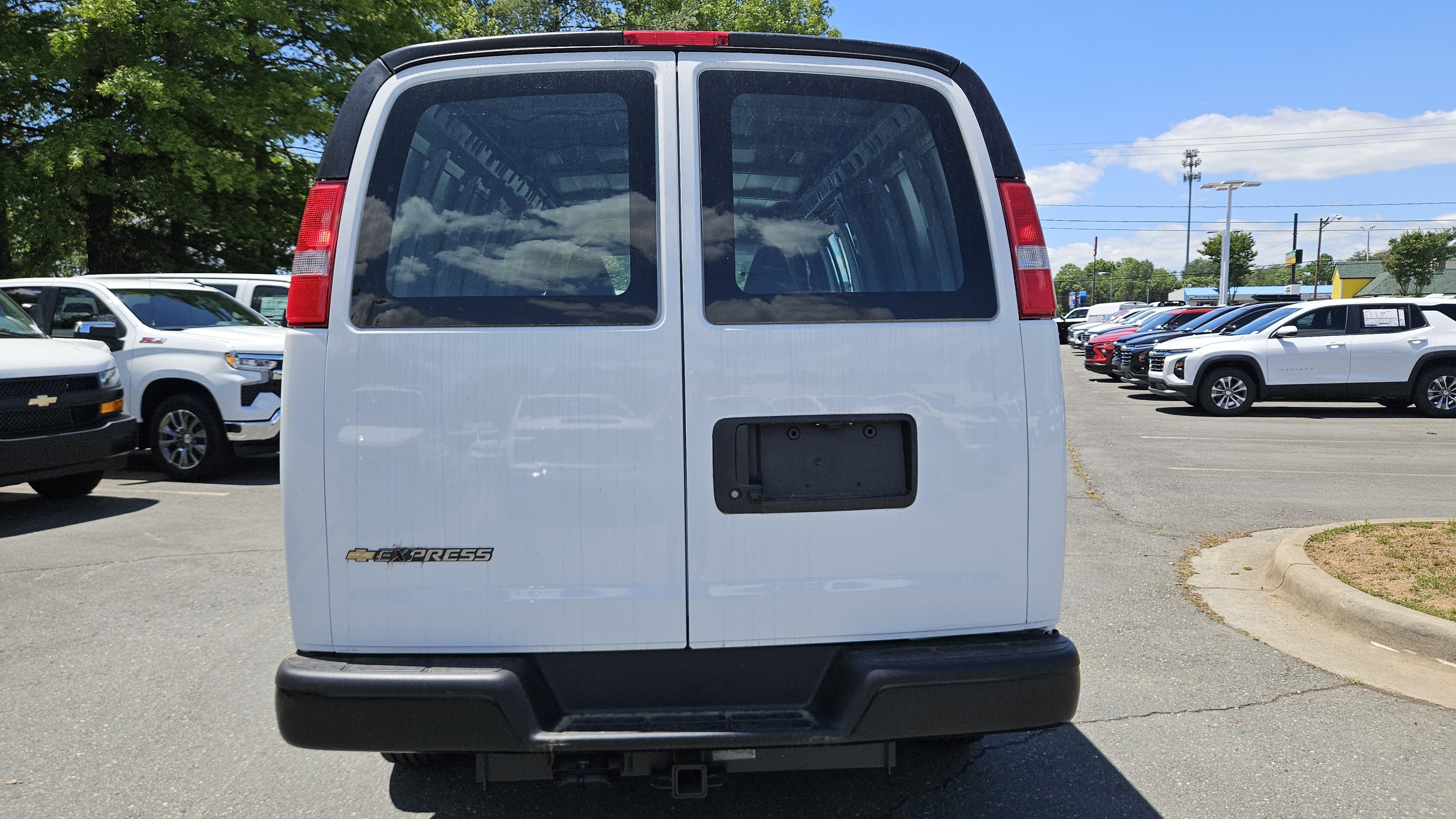 New 2025 Summit White Chevrolet WT image 4