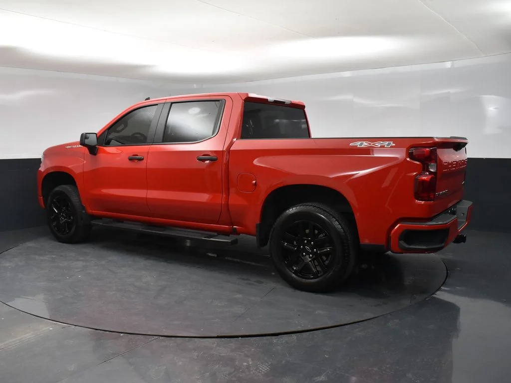 Used 2022 Red Chevrolet Custom image 4