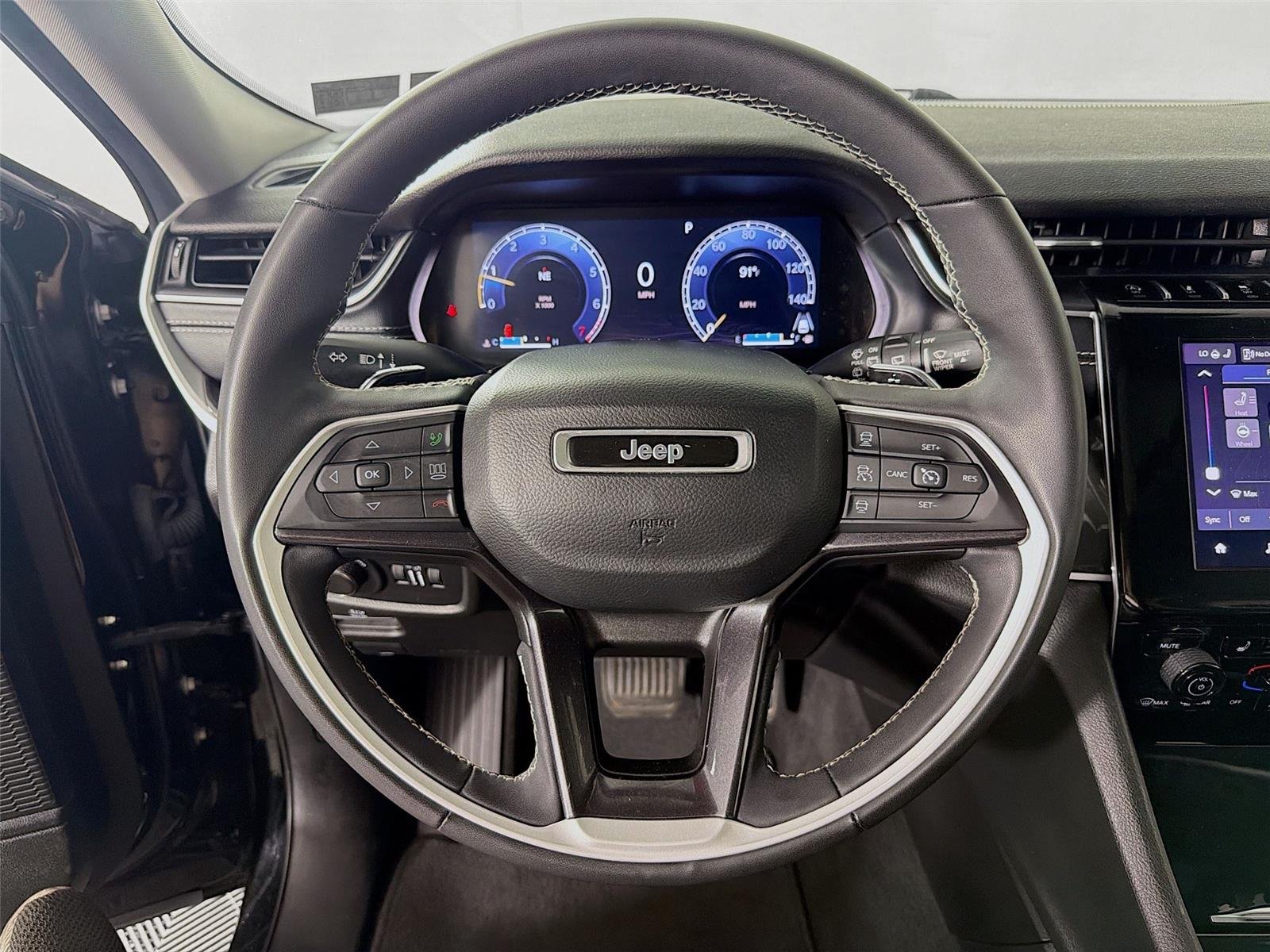 Used 2023  Jeep Laredo image 3