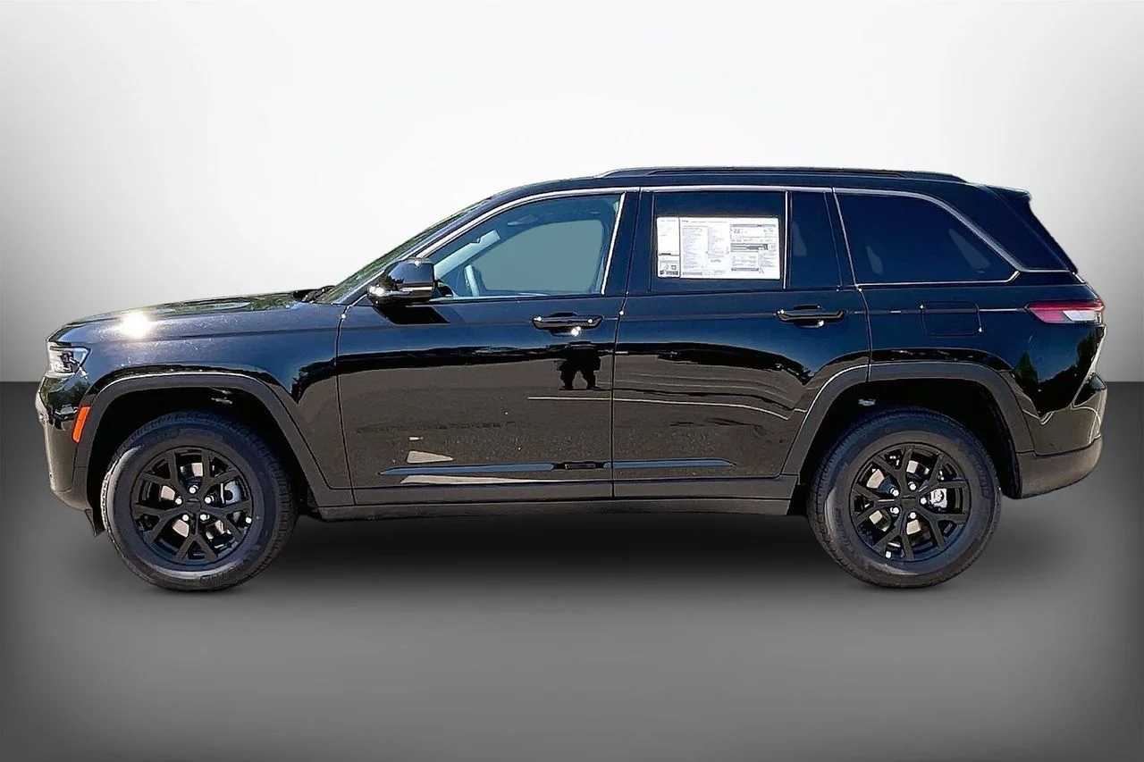 New 2026 Diamond Black Crystal Pearlcoat Jeep Altitude image 5