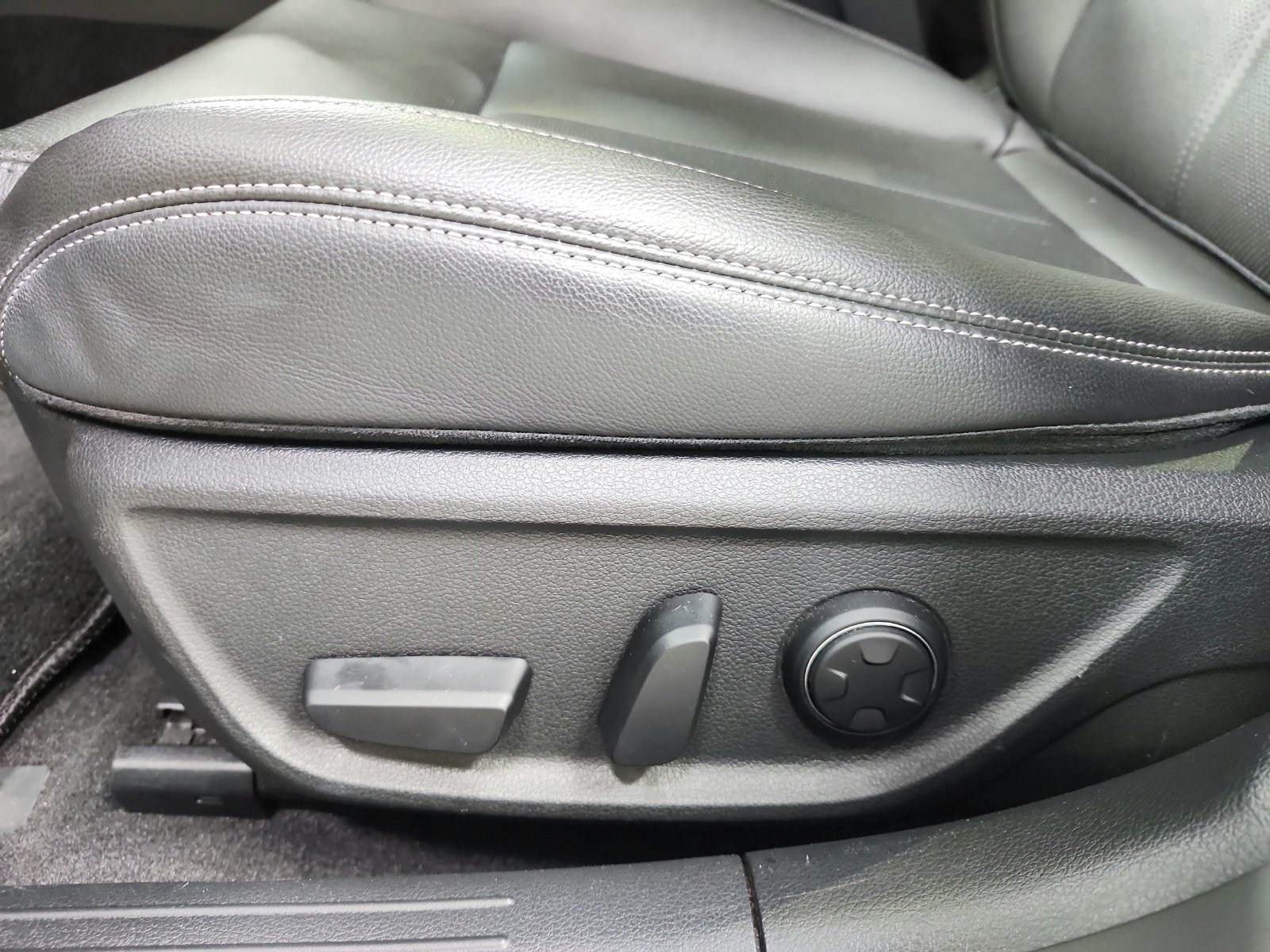 Used 2025 Gray Genesis 2.5T image 12