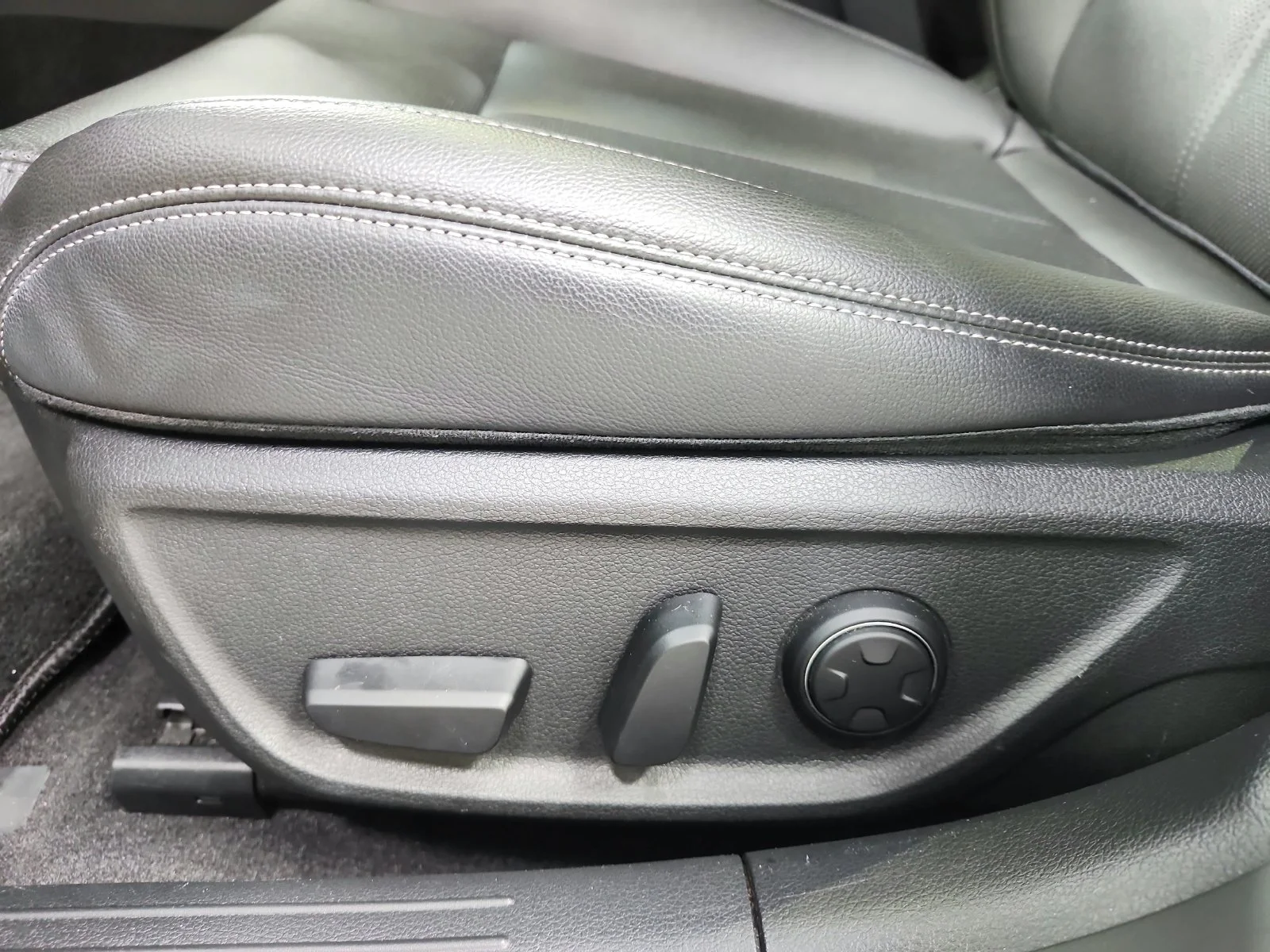2025 GENESIS G70 Standard - Photo 12