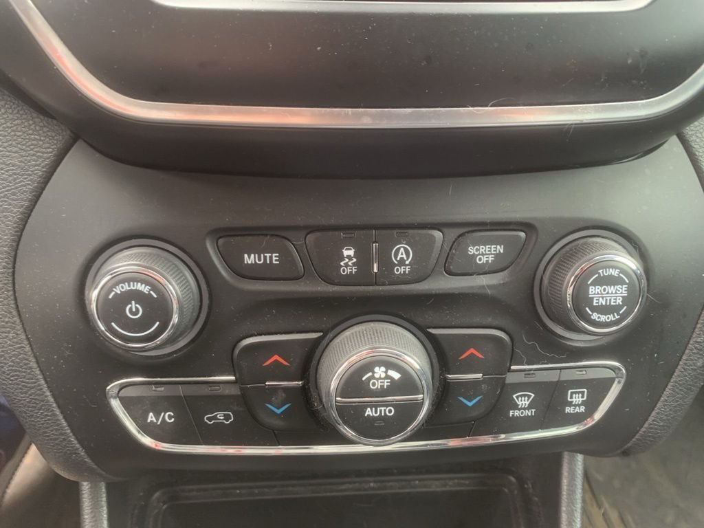 Used 2020 Light Brownstone Pearlcoat Jeep Latitude Plus image 21