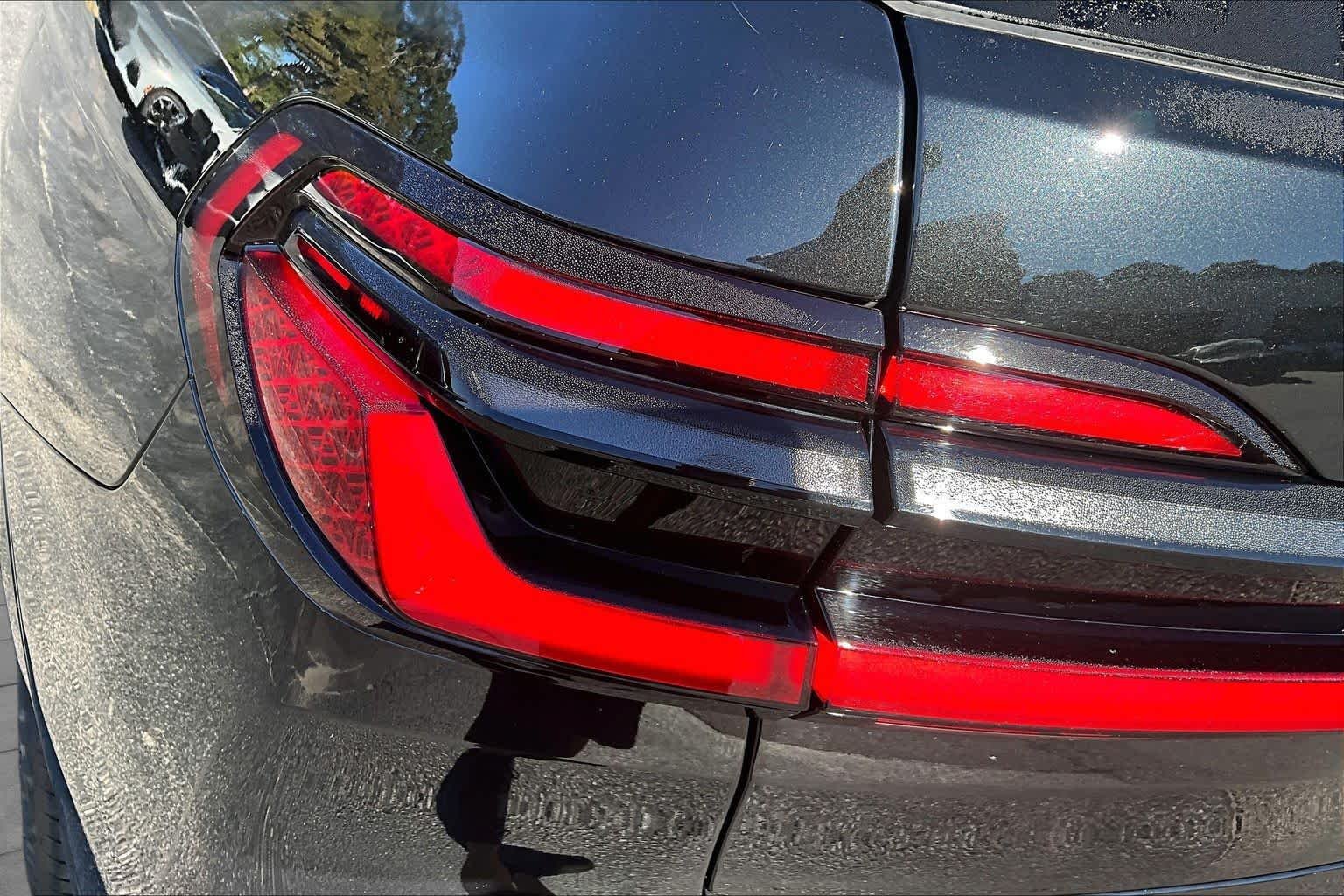 Used 2025 Black Sapphire Metallic BMW xDrive40i image 29