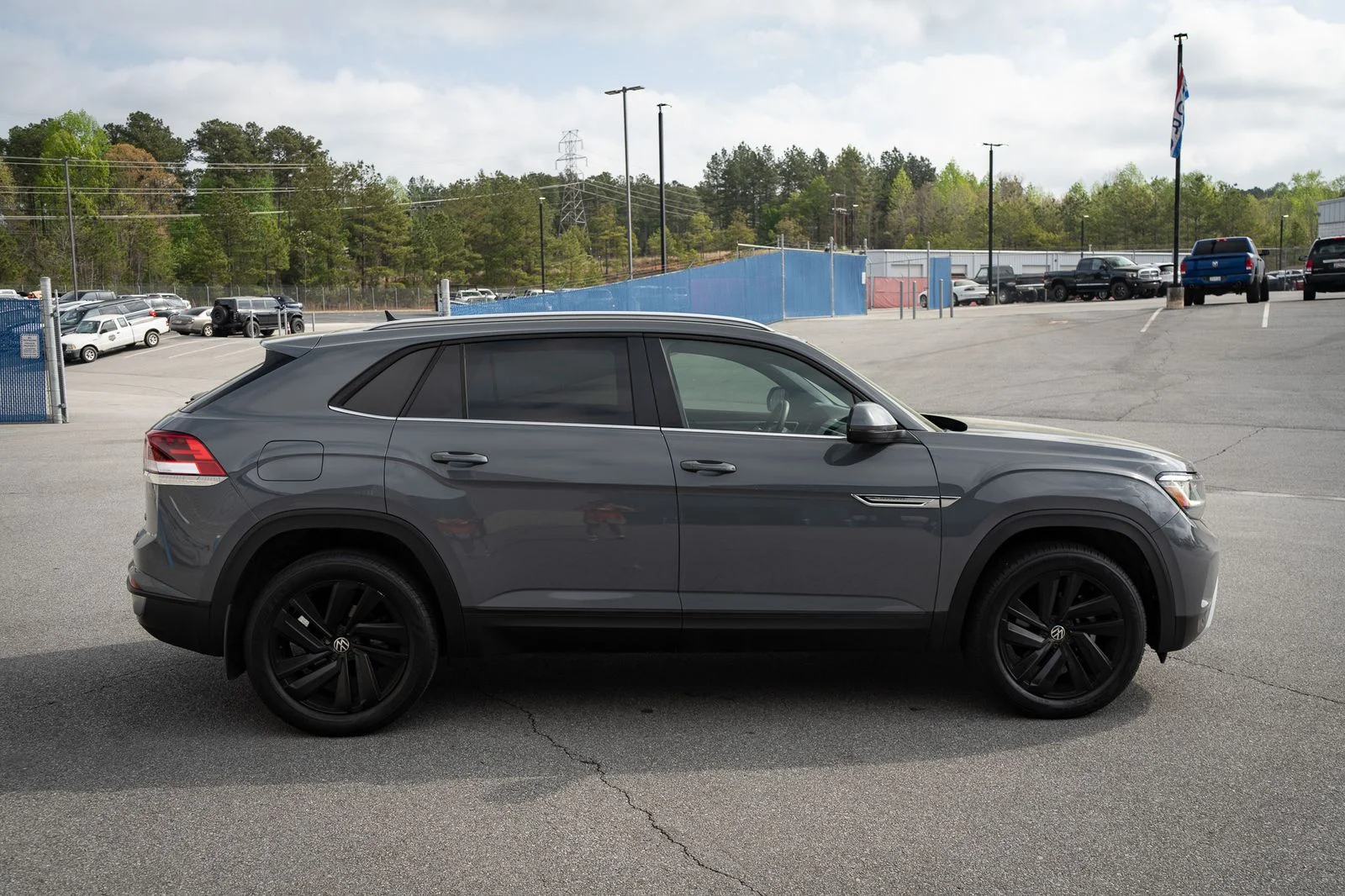 Used 2022  Volkswagen 2.0T SE w/Technology image 11