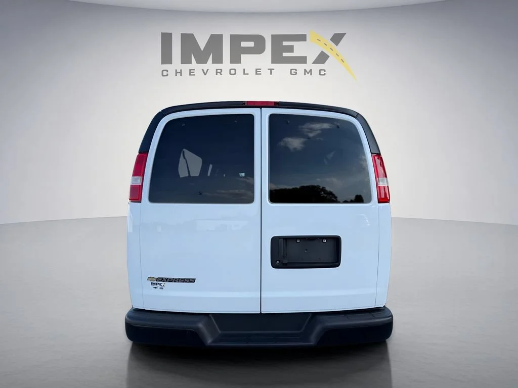 Used 2021 Summit White Chevrolet WT image 4