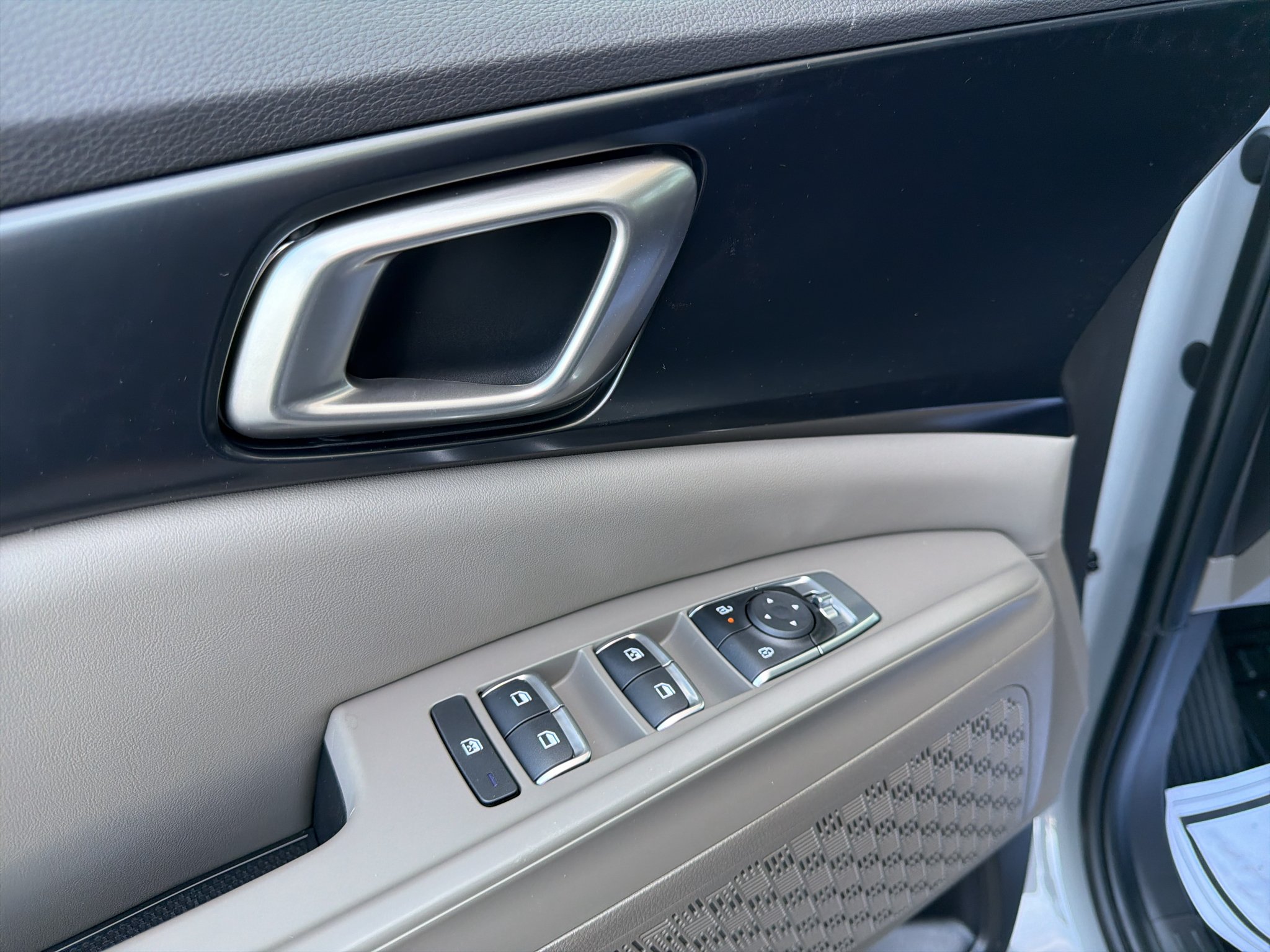New 2027 Ceramic Silver Kia LXS image 17