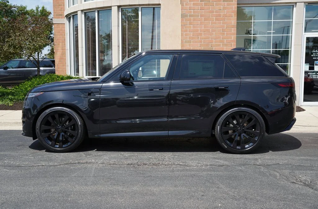 New 2026 Santorini Black Land Rover Dynamic SE image 2
